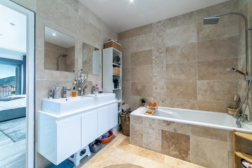 Maison 130m2 sur parcelle de 1000m2, 4 chambres avec piscine – 5 pièces – 4 chambres – 6  – 132 m²