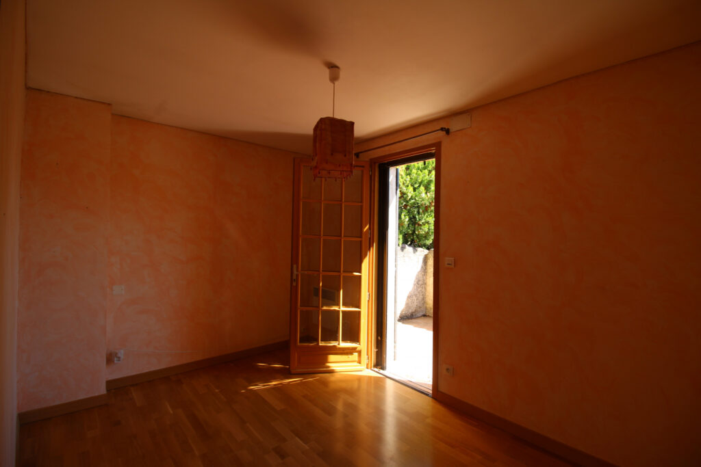 Maison de village avec cour – 4 pièces – 2 chambres – 6  – 85 m²