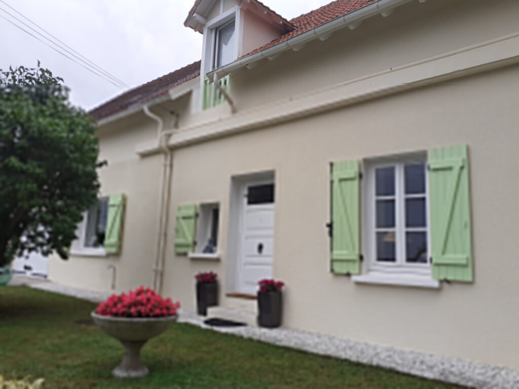 Villa style cottage anglais sise à Bellerive-sur-Allier – 6 pièces – 4 chambres – 6  – 200 m²