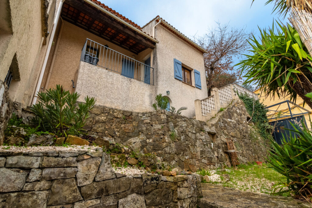 À vendre à Solliès-Toucas (83) : maison avec terrasse de 5 p – 5 pièces – 3 chambres – 6  – 130 m²