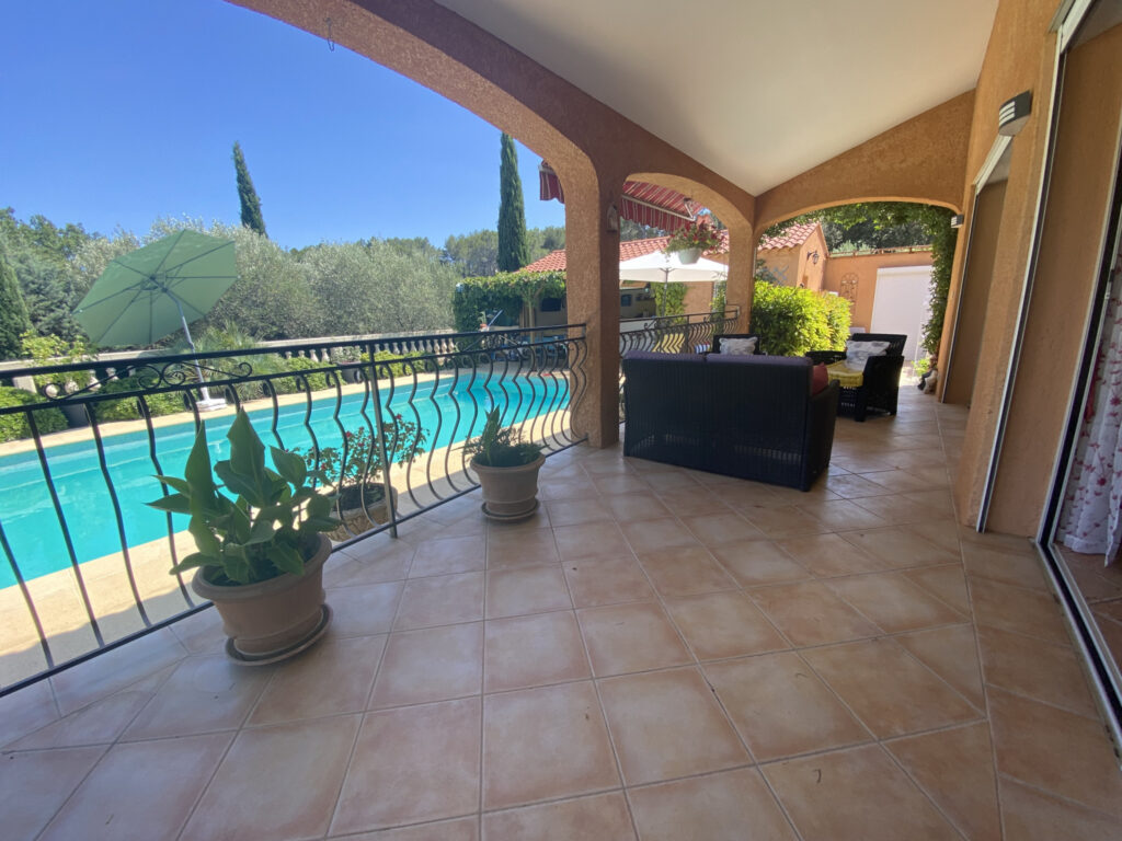 Villa individuelle avec piscine – 5 pièces – 3 chambres – 6  – 155 m²