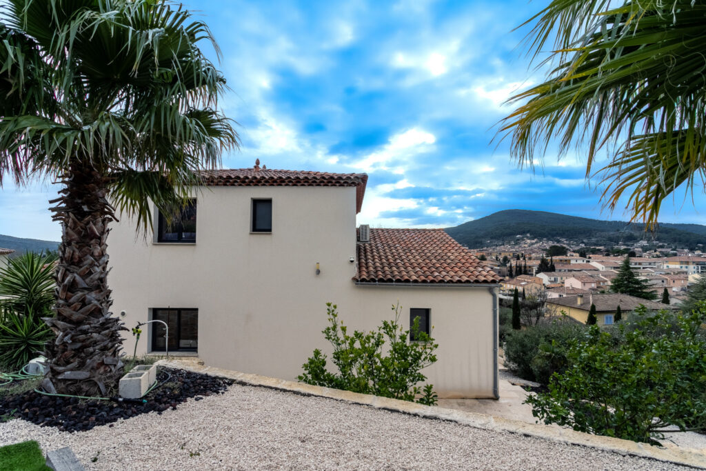 Maison 130m2 sur parcelle de 1000m2, 4 chambres avec piscine – 5 pièces – 4 chambres – 6  – 132 m²