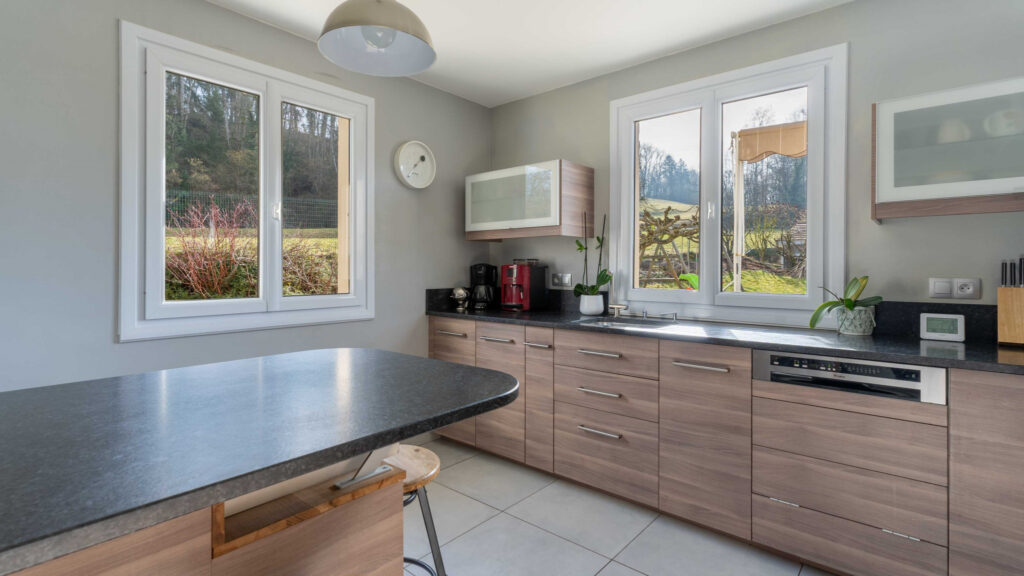 Annecy le VIeux – Maison 4 chambres  + 3 studios indépendant – 6 pièces – 4 chambres – 4  – 170 m²