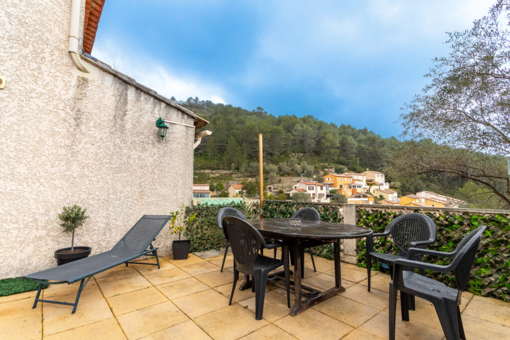 À vendre à Solliès-Toucas (83) : maison avec terrasse de 5 p – 5 pièces – 3 chambres – 6  – 130 m²