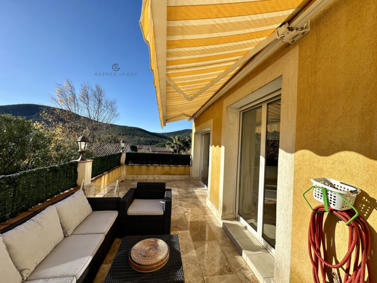 VILLA DE 230 M2 SUR TERRAIN DE 700 M2 – 9 pièces – 8 chambres – 230 m²