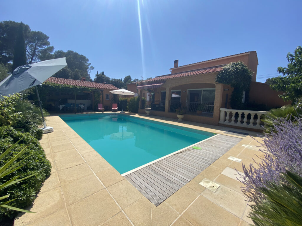 Villa individuelle avec piscine – 5 pièces – 3 chambres – 6  – 155 m²