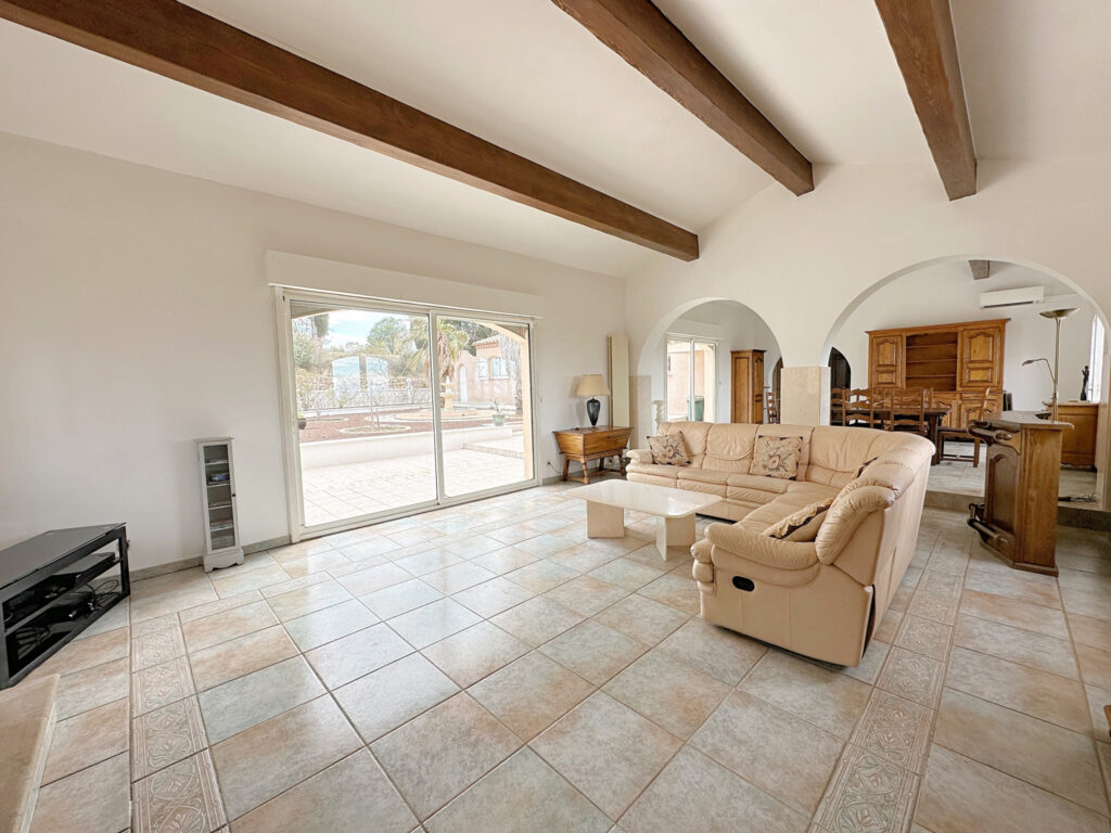 Maison 7 pièces sur terrain de 3850m2  – 7 pièces – 4 chambres – NR  – 269 m²