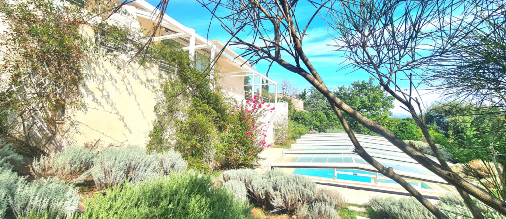 Villa d’architecte avec piscine  – 5 pièces – 3 chambres – 6  – 190 m²