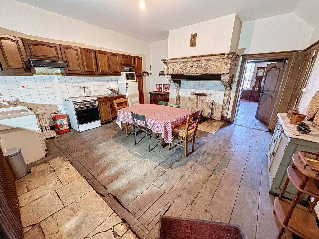 Maison Rustique de 1787, Spacieuse et Pleine de Caractère ! – 6 pièces – 4 chambres – 6  – 176 m²