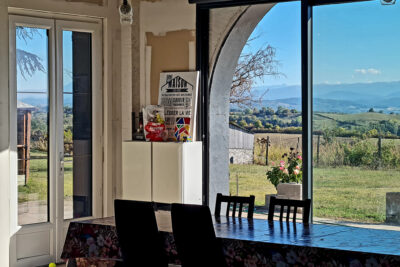 Propriété perchée sur les coteaux comprenant deux bâtiments  – 9 pièces – 6 chambres – 272 m²