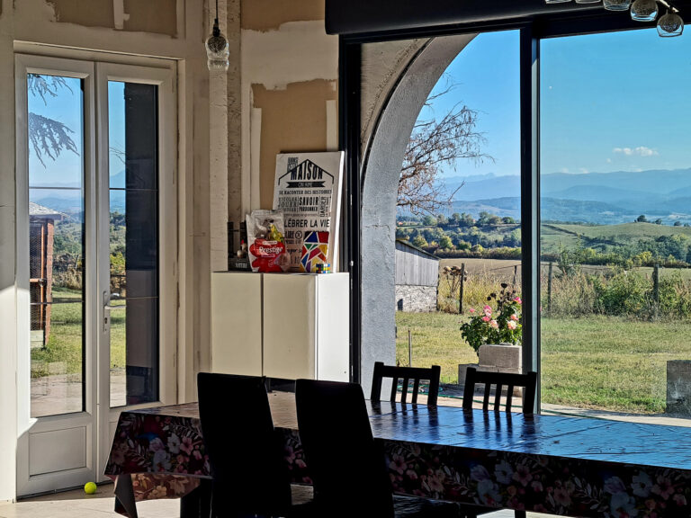 Propriété perchée sur les coteaux comprenant deux bâtiments  – 9 pièces – 6 chambres – 272 m²