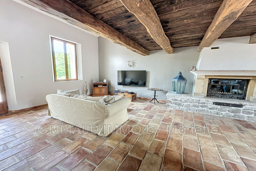 magnifique proprieté avec 8,2 HA de terrain – 12 pièces – 6 chambres – 4  – 450.00 m²