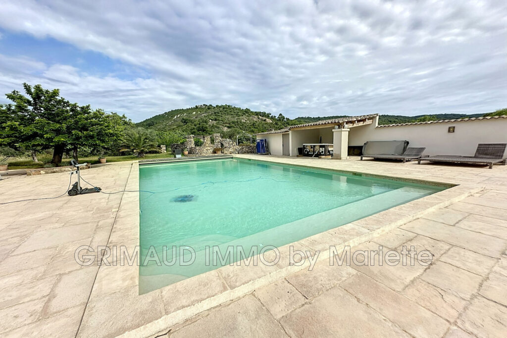 magnifique proprieté avec 8,2 HA de terrain – 12 pièces – 6 chambres – 4  – 450.00 m²