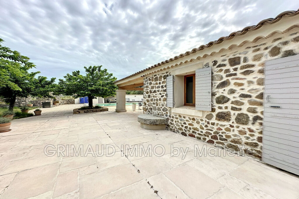 magnifique proprieté avec 8,2 HA de terrain – 12 pièces – 6 chambres – 4  – 450.00 m²