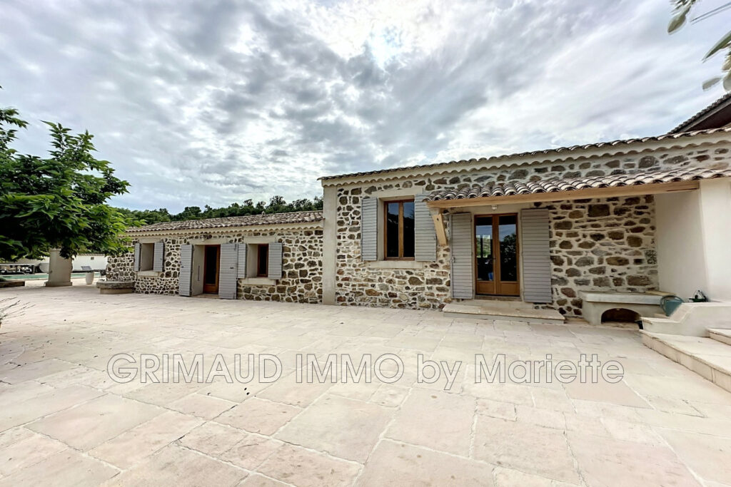 magnifique proprieté avec 8,2 HA de terrain – 12 pièces – 6 chambres – 4  – 450.00 m²