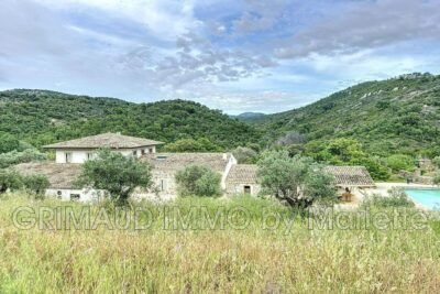 magnifique proprieté avec 8,2 HA de terrain – 12 pièces – 6 chambres – 450.00 m²