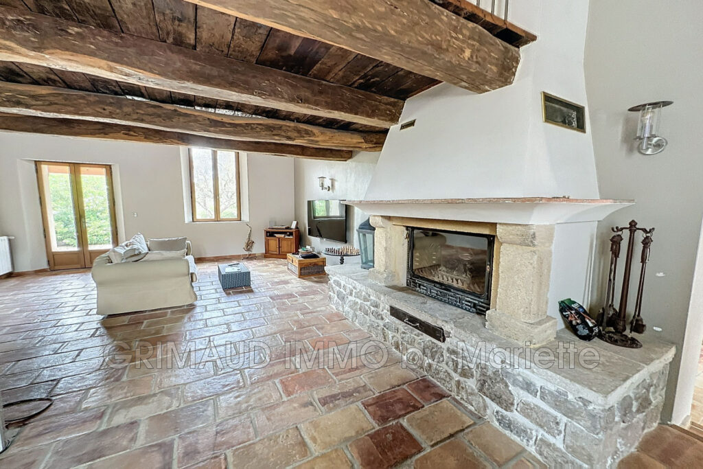 magnifique proprieté avec 8,2 HA de terrain – 12 pièces – 6 chambres – 4  – 450.00 m²