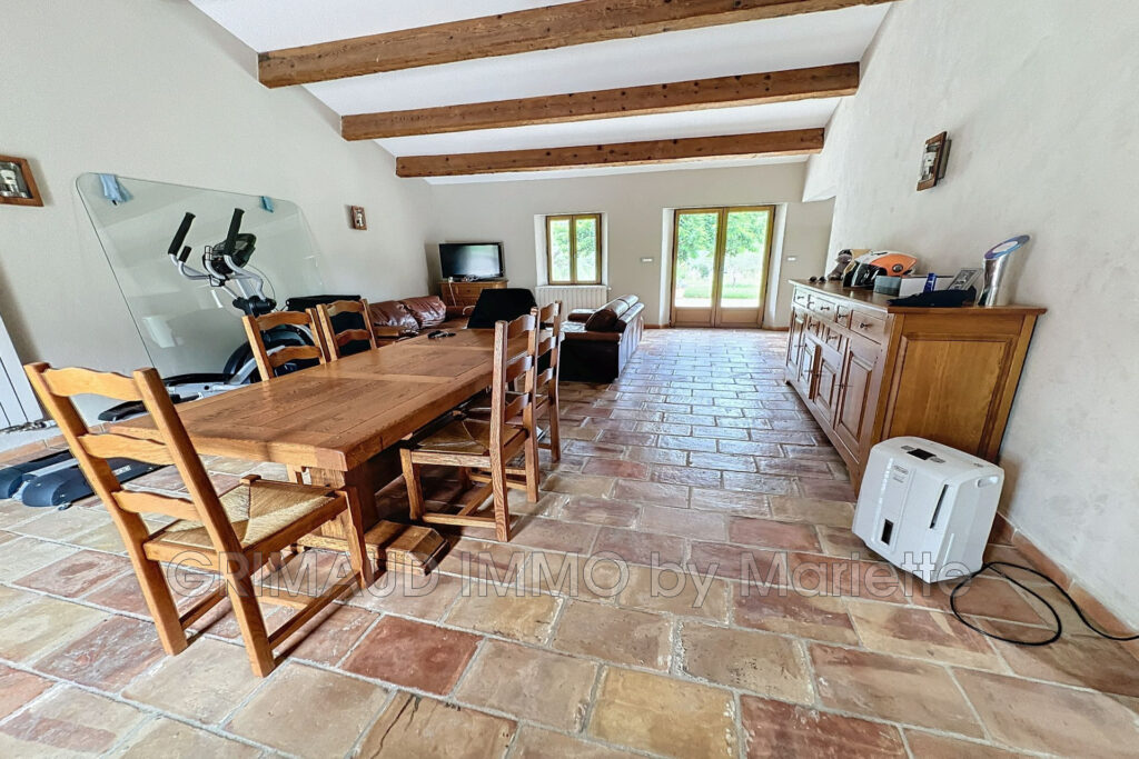 magnifique proprieté avec 8,2 HA de terrain – 12 pièces – 6 chambres – 4  – 450.00 m²