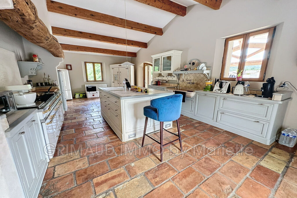 magnifique proprieté avec 8,2 HA de terrain – 12 pièces – 6 chambres – 4  – 450.00 m²