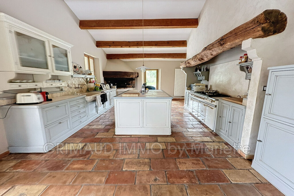 magnifique proprieté avec 8,2 HA de terrain – 12 pièces – 6 chambres – 4  – 450.00 m²