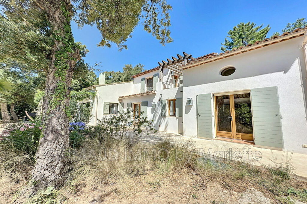 belle maison avec 3 chambres, piscine et au calme avec grand t – 5 pièces – 3 chambres – 4  – 180.00 m²