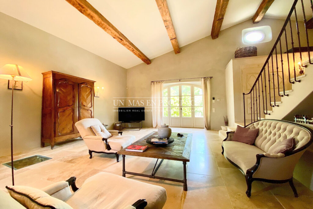 SUPERBE MAISON EN POSITION DOMINANTE AVEC PISCINE – 5 pièces – 5 chambres – 300.00 m²