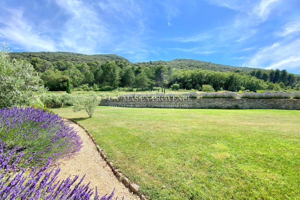 SUPERBE MAISON EN POSITION DOMINANTE AVEC PISCINE – 5 pièces – 5 chambres – 300.00 m²