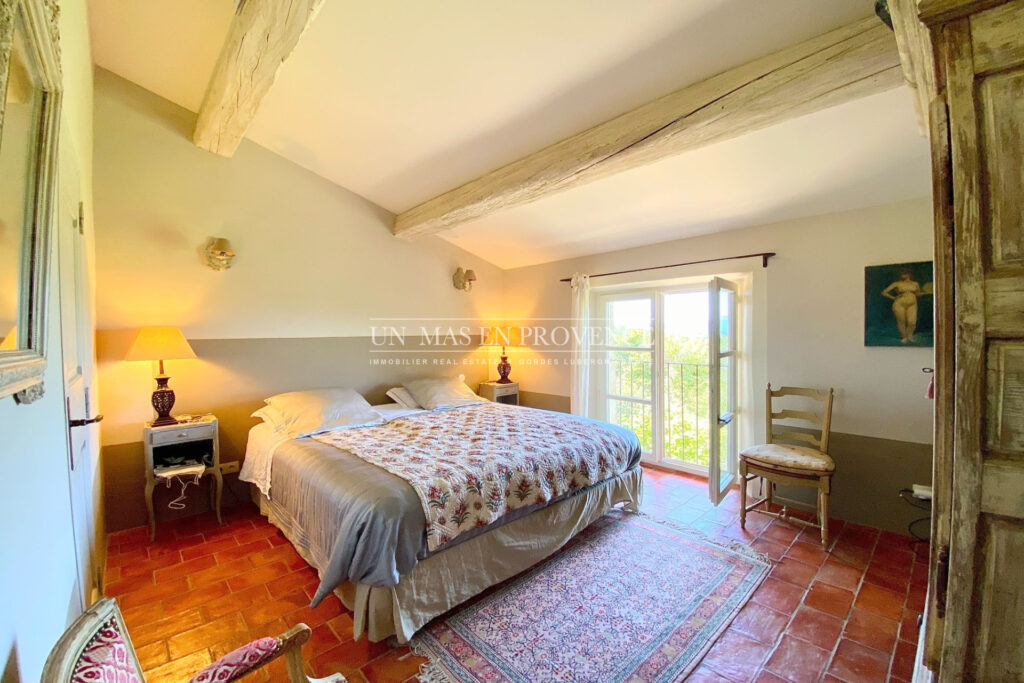 SUPERBE MAISON EN POSITION DOMINANTE AVEC PISCINE – 5 pièces – 5 chambres – 300.00 m²