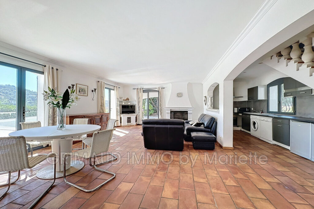 villa avec piscine et vue degagée – 6 pièces – 5 chambres – 150.80 m²