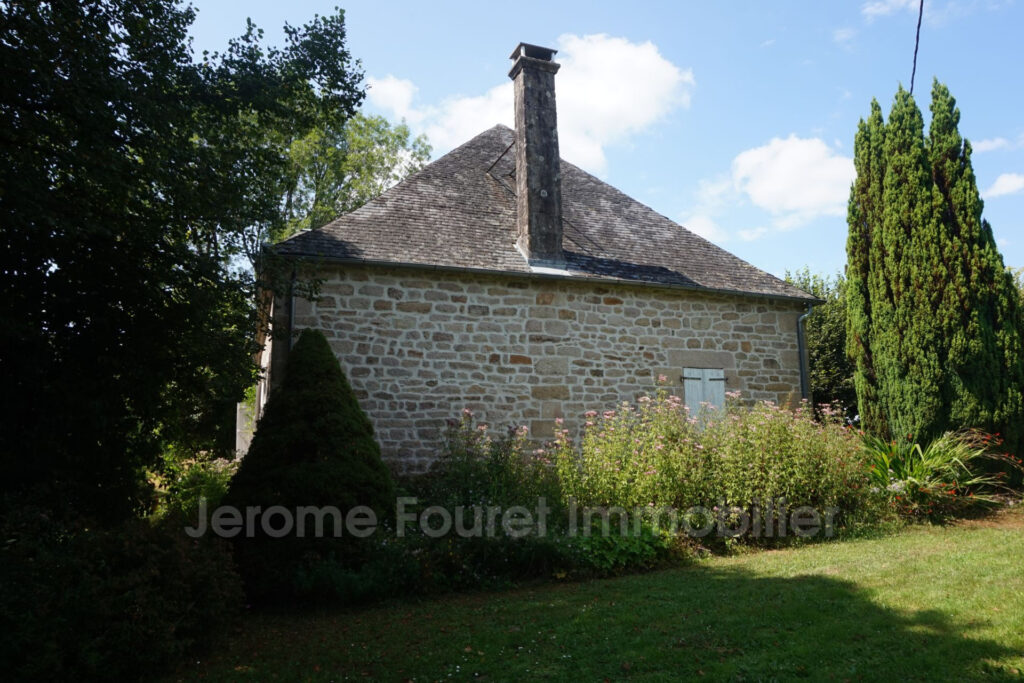 Construction en pierre du fin 19ème. – 8 pièces – 5 chambres – 4  – 157.84 m²