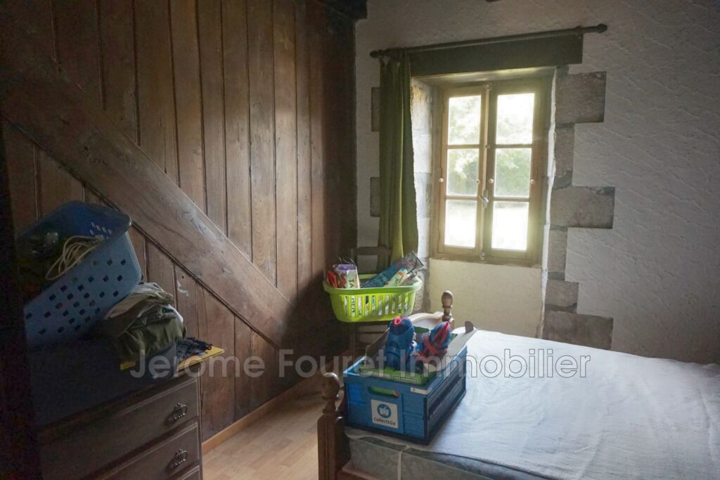 Construction en pierre du fin 19ème. – 8 pièces – 5 chambres – 4  – 157.84 m²