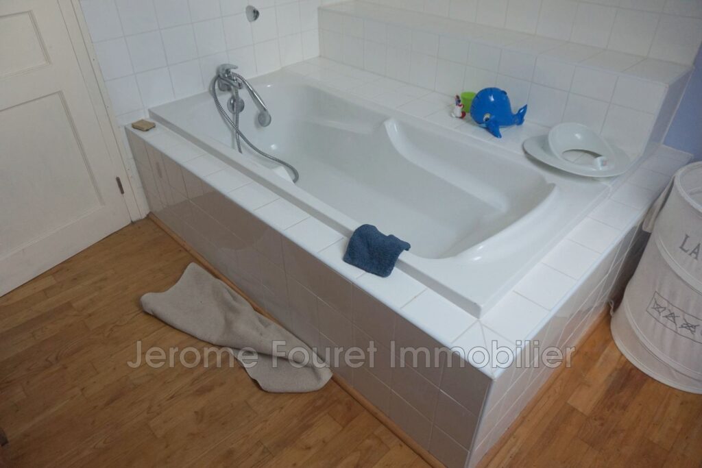 Construction en pierre du fin 19ème. – 8 pièces – 5 chambres – 4  – 157.84 m²