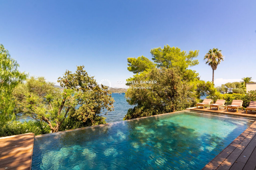 Aux portes de Saint-Tropez, propriété rénovée avec sa petite p – 5 pièces – 4 chambres – 4  – 200.00 m²