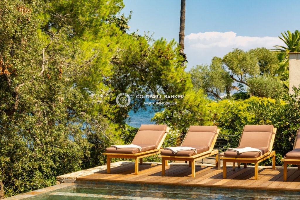 Aux portes de Saint-Tropez, propriété rénovée avec sa petite p – 5 pièces – 4 chambres – 4  – 200.00 m²