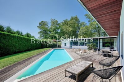 Villa contemporaine avec piscine – 6 pièces – 4 chambres – 250 m²
