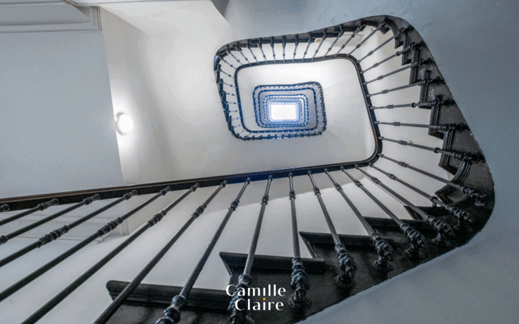 Appartement dans immeuble bourgeois Haussmannien sur Marseil – 3 pièces – 2 chambres – NR  – 57 m²