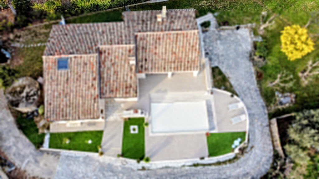 Maison de 168 m2 avec piscine et garage sur un terrain de 15 – 6 pièces – 5 chambres – 6  – 168 m²