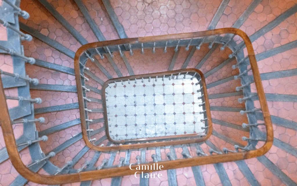 Appartement dans immeuble bourgeois Haussmannien sur Marseil – 3 pièces – 2 chambres – NR  – 57 m²