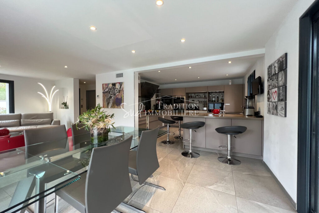 PROCHE CENTRE DU VILLAGE DE MAUSSANE LES ALPILLES  – 5 pièces – 4 chambres – NR  – 140.00 m²