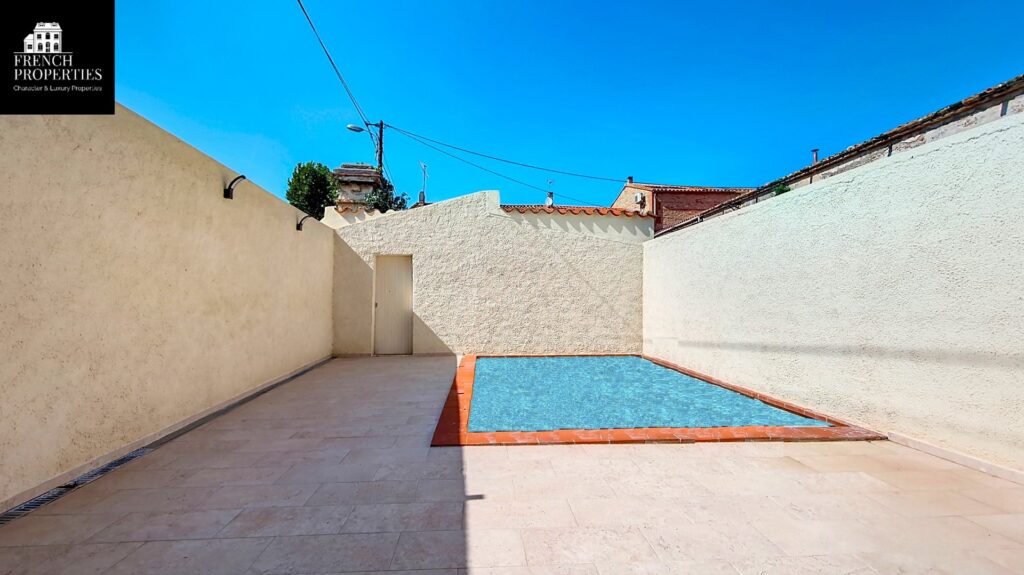 Mas – 8 pièces – 6 chambres – 4  – 193 m²