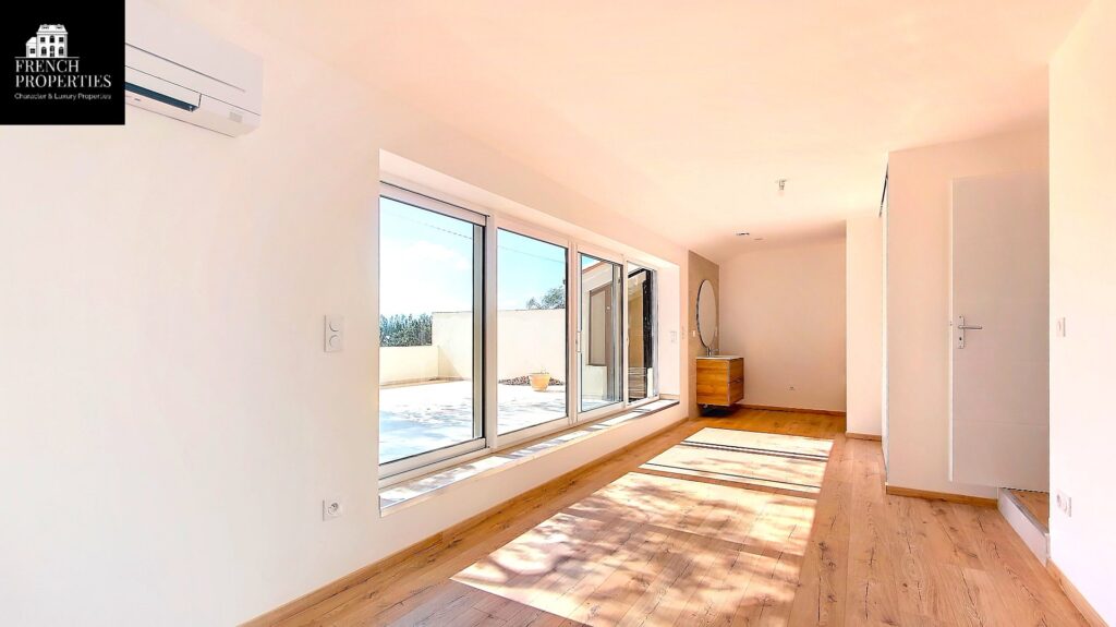 Mas – 8 pièces – 6 chambres – 4  – 193 m²