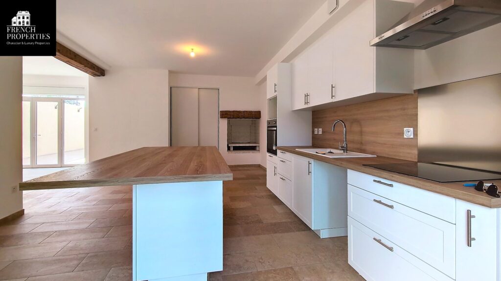 Mas – 8 pièces – 6 chambres – 4  – 193 m²