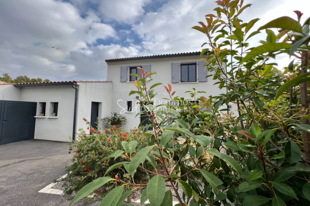 PROCHE CENTRE DU VILLAGE DE MAUSSANE LES ALPILLES  – 5 pièces – 4 chambres – NR  – 140.00 m²