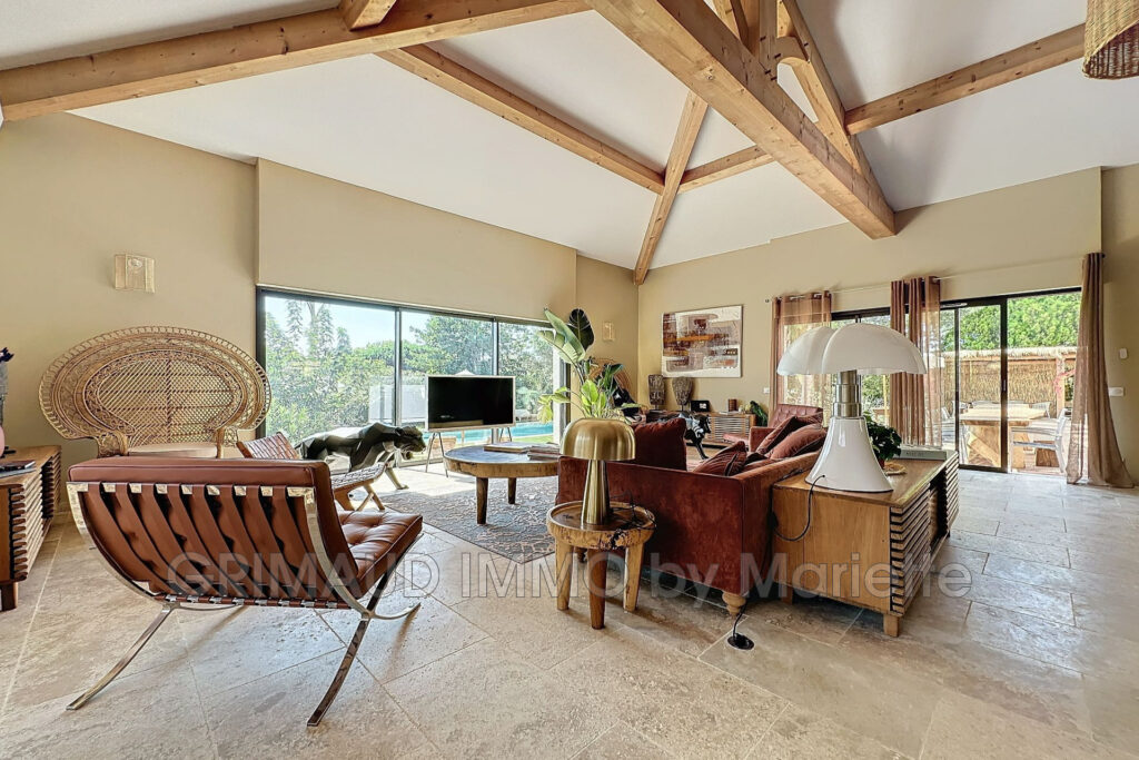 belle villa renovée avec piscine et 6 chambres – 8 pièces – 6 chambres – 4  – 308.00 m²