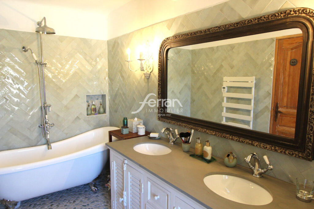 BASTIDE EN PIERRE 190M² LORGUES – 5 pièces – 4 chambres – 4  – 189.00 m²