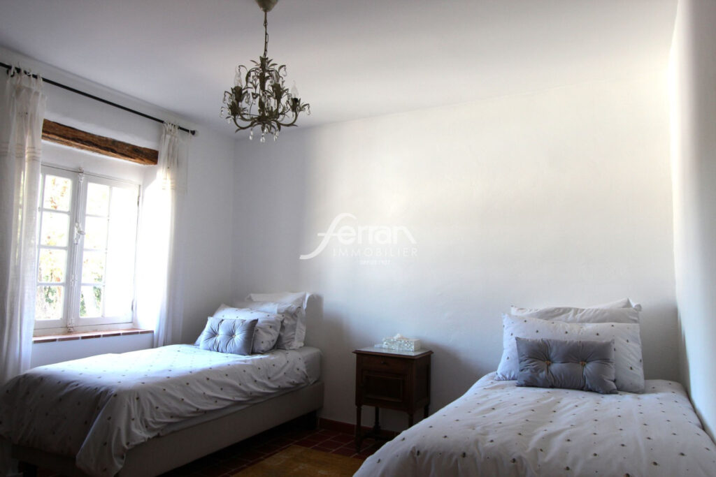 BASTIDE EN PIERRE 190M² LORGUES – 5 pièces – 4 chambres – 4  – 189.00 m²