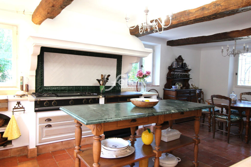 BASTIDE EN PIERRE 190M² LORGUES – 5 pièces – 4 chambres – 4  – 189.00 m²