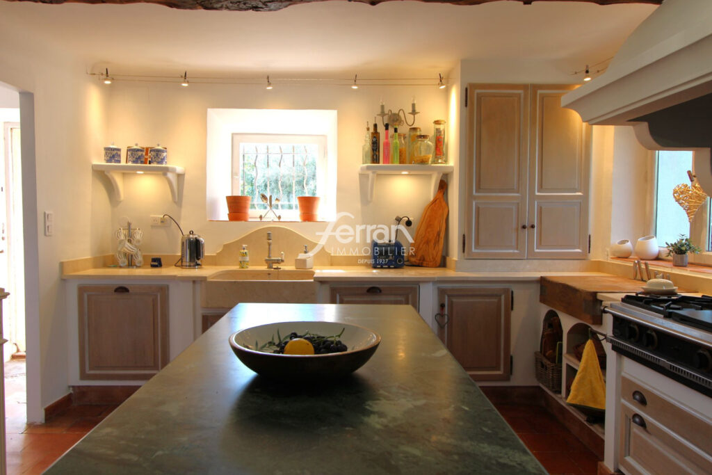 BASTIDE EN PIERRE 190M² LORGUES – 5 pièces – 4 chambres – 4  – 189.00 m²