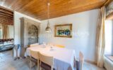 CHARMANTE MAISON DE VILLAGE AVEC PIERRES ET POUTRES APPARENTES – 6 pièces – 3 chambres – 6  – 110 m²
