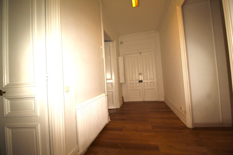 TROIS PIECES COEUR DE MENTON pour habitation ou profession L – 3 pièces – 2 chambres – 80.39 m²